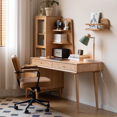 組合實木書桌,左下方連櫃桶,上座有掀門及開放式展示架,配合滾輪椅子放於睡房內