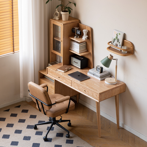 組合實木書桌,左下方連櫃桶,上座有掀門及開放式展示架,配合辦公椅子放於書房內 組合實木書桌,左下方連櫃桶,上座有掀門及開放式展示架,配合辦公椅子放於書房內