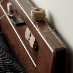 <tc>Emo solid wood bed frame with light</tc>